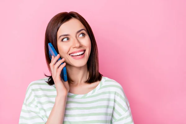 ポジティブな可愛い女性の手の写真を閉じる電話を持っている友人を話す共有する興味深いニュースピンク色の背景に隔離された空のスペース — ストック写真