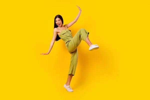 全尺寸的正面马来西亚人女子舞蹈肖像画用黄色背景隔离空闲时间 — 图库照片