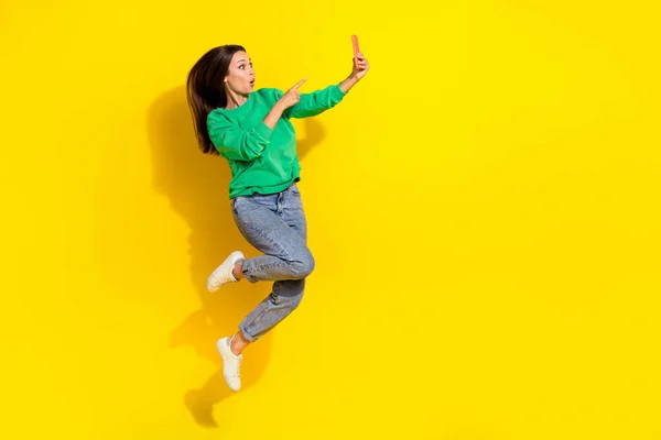 Retrato Comprimento Total Pessoa Impressionada Salto Dedo Telefone Isolado Fundo — Fotografia de Stock