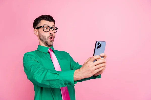 写真の興奮男服を着た緑のシャツのアイウェアビデオを見ます現代的なガジェット空のスペース隔離されたピンク色の背景 — ストック写真