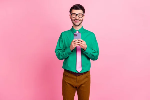 멋쟁이예쁜 남자가 셔츠를 현대식 가젯을 채팅하며 분홍빛 배경을 — 스톡 사진