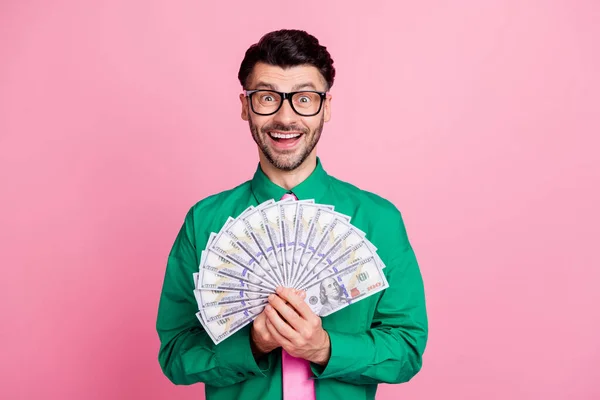 Foto Homem Animado Impressionado Vestido Camisa Verde Óculos Levantando Dinheiro — Fotografia de Stock