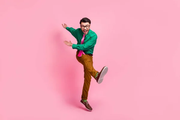フル長さ写真のかなり正男服グリーンシャツアイウェアダンスジャンプ隔離されたピンク色の背景 — ストック写真