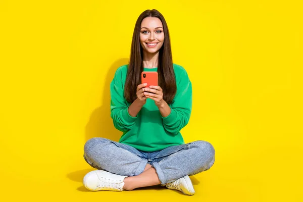 Full Size Foto Van Prachtige Jonge Vrouw Houden Gadget Typen — Stockfoto