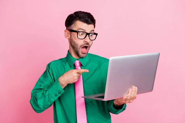 Foto Van Geschokte Grappige Man Dragen Groene Shirt Bril Wijzende — Stockfoto