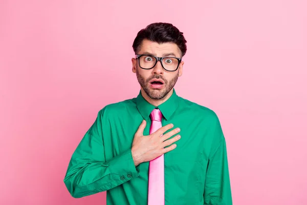 Foto Homem Chocado Espantado Vestido Camisa Verde Óculos Boca Aberta — Fotografia de Stock