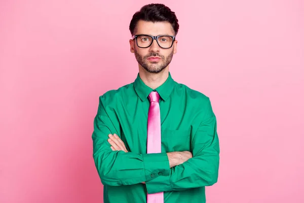 Foto Homem Confiante Sério Vestido Camisa Verde Óculos Braços Cruzados — Fotografia de Stock