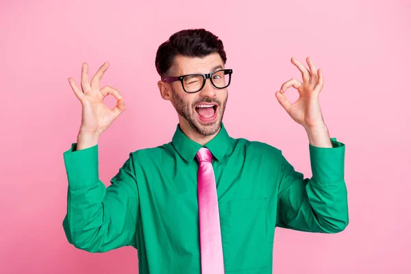 Primeros Planos Foto Joven Guapo Mostrando Dos Manos Okey Firmar — Foto de Stock