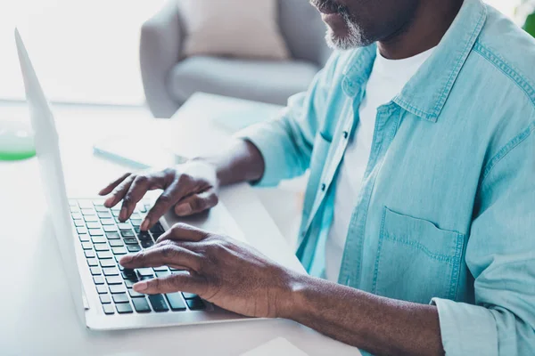 Geschnitten Foto Von Konzentrierten Qualifizierten Reifen Programmierer Geschäftsmann Arbeiten Von — Stockfoto