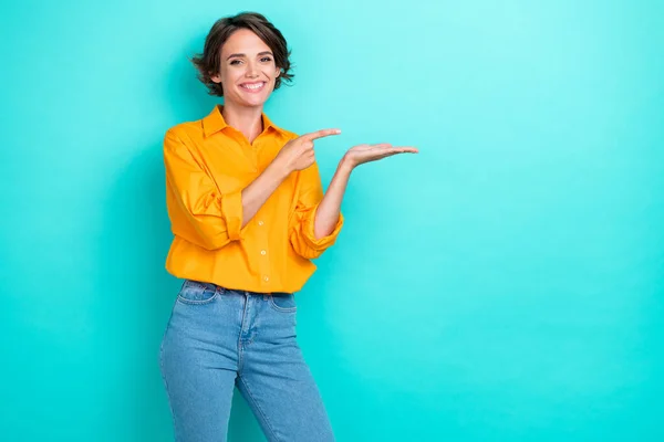 Portraitfoto Von Jungen Hübschen Netten Mädchen Tragen Orangefarbenes Hemd Halten — Stockfoto