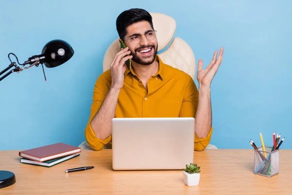 Fotografie Pozitivního Hezký Chlap Sedět Židle Mluvit Komunikovat Telefon Pracovní — Stock fotografie