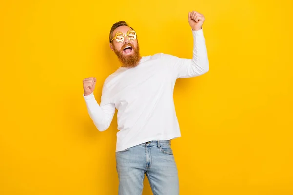 Foto Sucesso Barba Laranja Cabelo Homem Gritar Usar Óculos Camisa — Fotografia de Stock