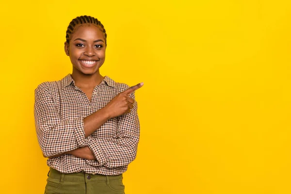 Photo Positive Cheerful Woman Wear Plaid Shirt Smiling Pointing Empty — Stock Photo, Image