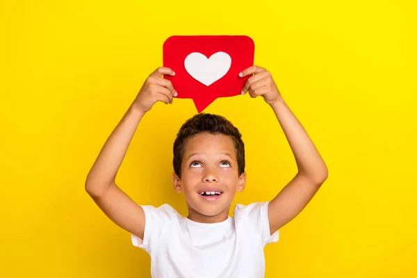 Фото Впечатленного Мальчика Смотреть Сердце Носить Белые Футболки Изолированы Желтом — стоковое фото