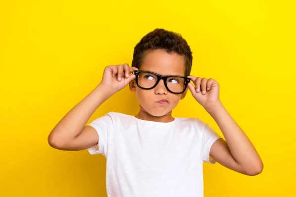 Zeki Kararsız Erkek Çocuk Kollu Gözlüklerinin Fotoğrafı Boş Görünüyor Sarı — Stok fotoğraf