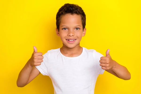 Foto Carino Piccolo Cliente Godere Soddisfatto Nuovi Vestiti Bianchi Alla — Foto Stock