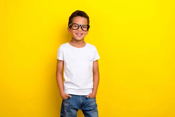 Zdjęcie Fajnego Chłopca Nosić Biały Shirt Okulary Dżinsy Izolowane Żółtym — Zdjęcie stockowe