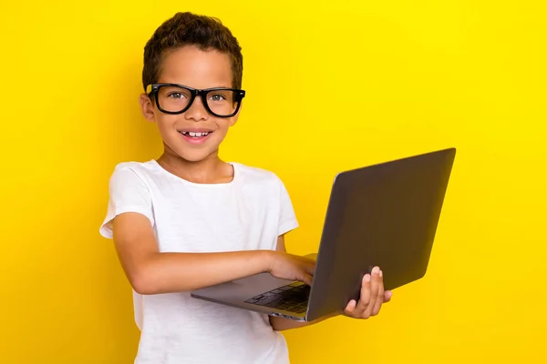 Zdjęcie Kierownika Mały Chłopiec Praca Laptop Nosić Biały Shirt Okulary — Zdjęcie stockowe