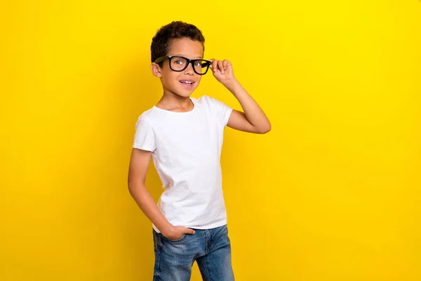 Fotografie Spokojený Roztomilý Chlapec Trendy Outfit Rameno Dotykové Brýle Vypadají — Stock fotografie