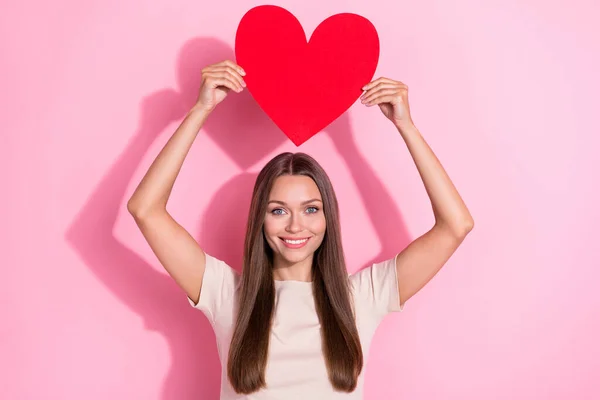 Retrato Alegre Agradável Senhora Sorriso Braços Segurar Vermelho Papel Coração — Fotografia de Stock