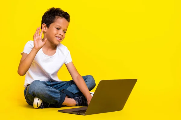 Pełne Ciało Zdjęcie Małego Chłopca Siedzieć Powiedzieć Laptop Nosić Shirt — Zdjęcie stockowe