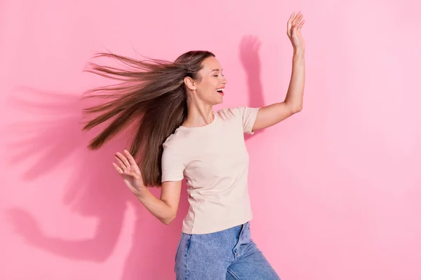 喜びに満ちた女性の肖像は ピンクの色の背景に隔離された髪を飛んで閉じた目を踊る楽しむ — ストック写真
