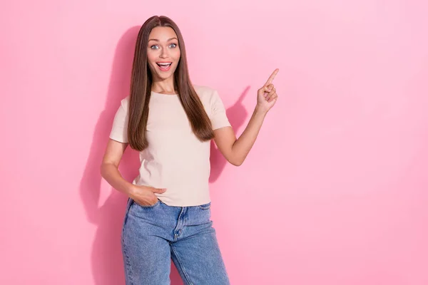 若い面白い興奮した女の子の茶色の髪のお店予期せぬ夏の販売の指ポイントピンク色の背景に隔離された空のスペースの写真 — ストック写真