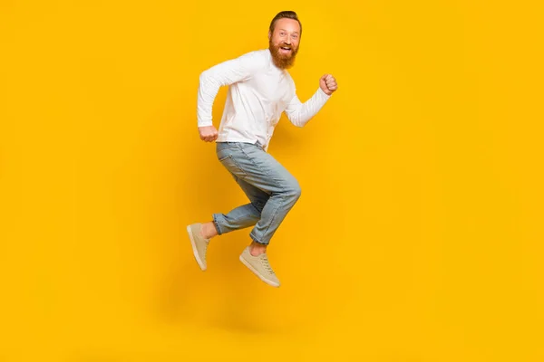 Ganzes Profilfoto Von Bart Mann Laufen Tragen Hemd Jeans Schuhe — Stockfoto