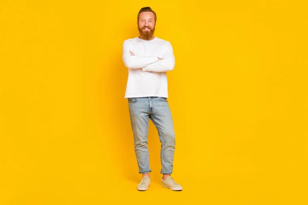 Volledige Foto Van Coole Baard Man Gekruiste Armen Dragen Witte — Stockfoto