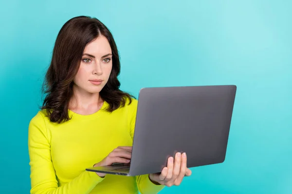 ボスの写真ブルネットの髪の若い女性が書き込みノートパソコンの着用ネオンシャツターコイズ色の背景に隔離された — ストック写真