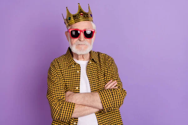 Photo Cool Famous Rich Grandpa Wear Crown White Hair Dressed — Stock Photo, Image