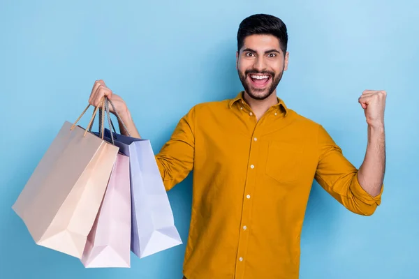 Photo Cool Beard Millennial Guy Hold Bags Yell Wear Brown — Stock Photo, Image