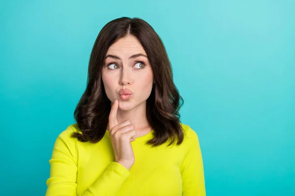 Foto Tänkande Brunett Hår Ung Dam Ser Promo Bära Gul — Stockfoto