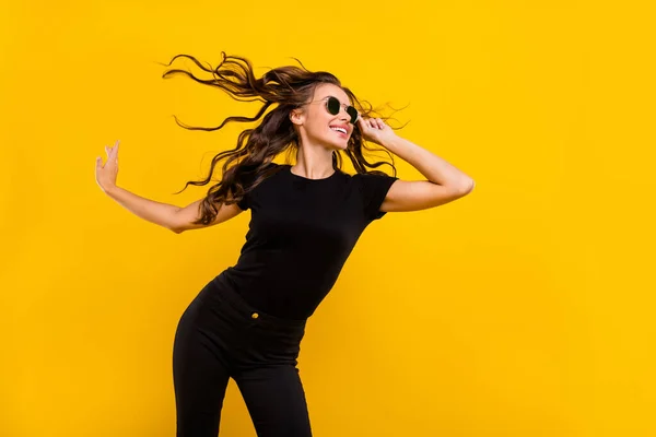 Foto Fresca Adorable Joven Vestida Ropa Negra Gafas Oscuras Viento —  Fotos de Stock