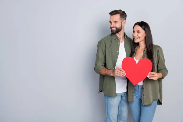 Retrato Atraente Concurso Alegre Casal Abraço Segurando Cartão Coração Cópia — Fotografia de Stock