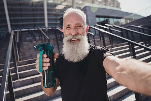 Zelfportret Van Aantrekkelijke Vrolijke Gezonde Sportieve Grijsharige Man Die Buiten — Stockfoto