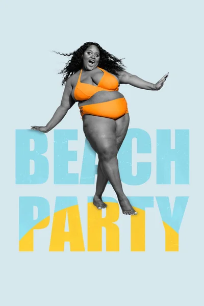 正の若い女性の垂直創造的なコラージュ画像プラスサイズ厚いフィギュアビーチパーティーテキスト着用水着は夏休みをお楽しみください — ストック写真