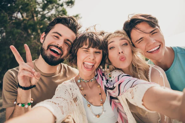 Foto Società Giovanile Migliori Ragazzi Ragazze Fanno Selfie Segno Lampeggiare — Foto Stock