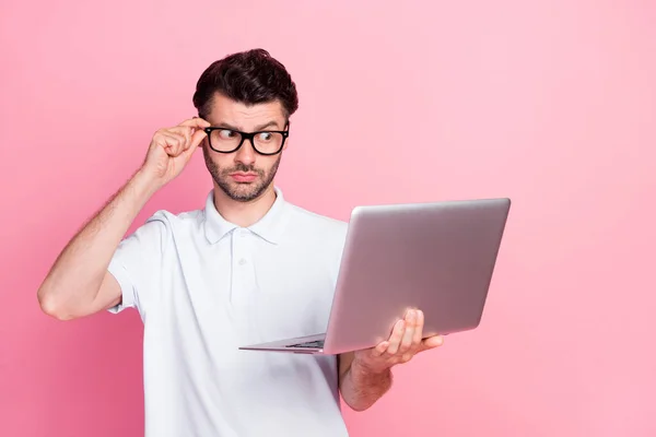 Photo Homme Étonné Main Tactile Lunettes Regarder Netbook Affichage Malentendu — Photo