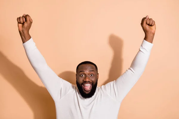 Фото Изумленного Восторженного Парня Поднять Кулак Вверх Чувствовать Себя Счастливым — стоковое фото