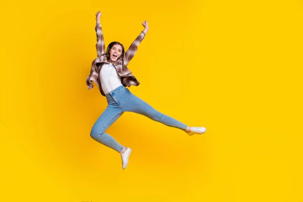Parlak Şanslı Kızın Ekose Gömlekli Yüksekten Atlayan Yumrukların Sarı Arka — Stok fotoğraf