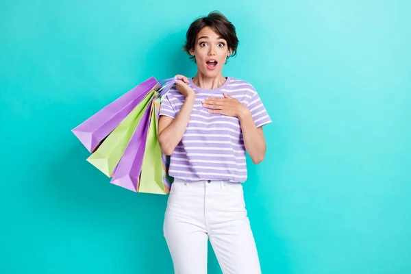 Foto Impressionado Bonito Menina Vestida Roxo Shirt Levantando Sacos Compras — Fotografia de Stock