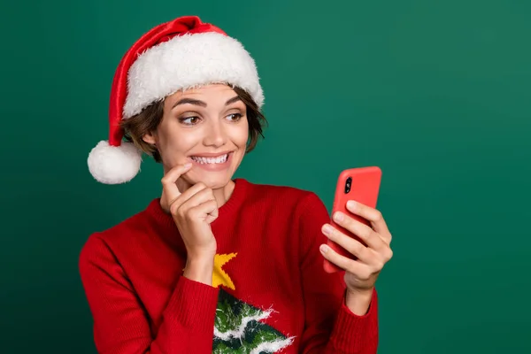 Foto Positiv Söt Flicka Finger Touch Haka Håll Använda Telefon — Stockfoto