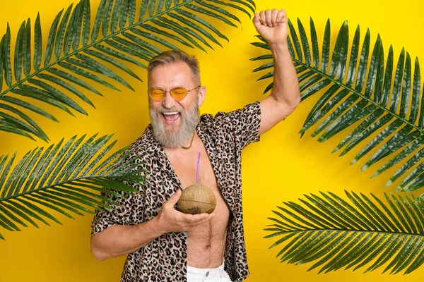 Foto Retrato Del Guapo Abuelo Celebrar Las Vacaciones Verano Divertirse — Foto de Stock