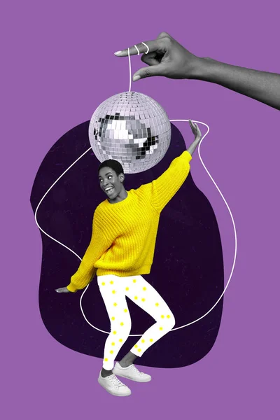 コラージュ3D画像のピンナップポップレトロスケッチの面白い若いエネルギーの女性のダンスは楽しい手を持っているディスコボールレトロパーティー — ストック写真