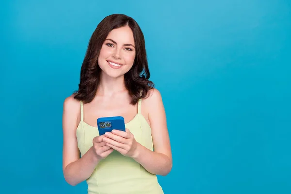 Foto Señora Encantadora Lindo Desgaste Traje Verde Charlando Moderno Gadget — Foto de Stock