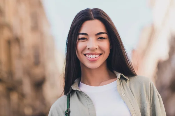 Foto Van Schattige Zoete Jonge Aziatische Vrouw Dragen Kaki Shirt — Stockfoto