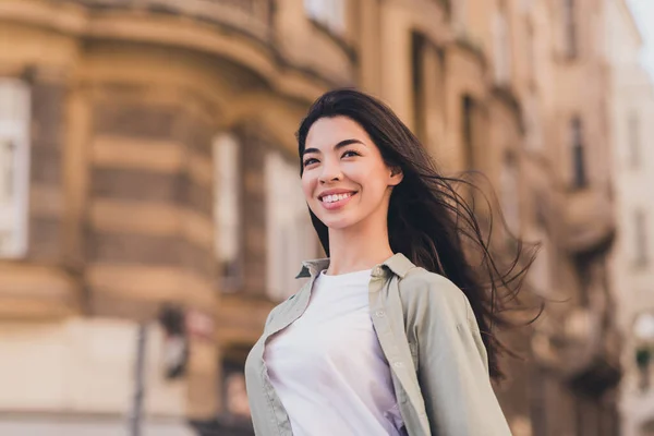 Foto Glänsande Söt Ung Asiatisk Kvinna Bär Khaki Skjorta Njuter — Stockfoto