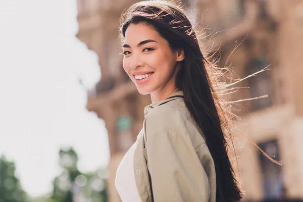 Foto Dulce Mujer Vietnamita Brillante Vestida Camisa Verde Sonriendo Disfrutando —  Fotos de Stock