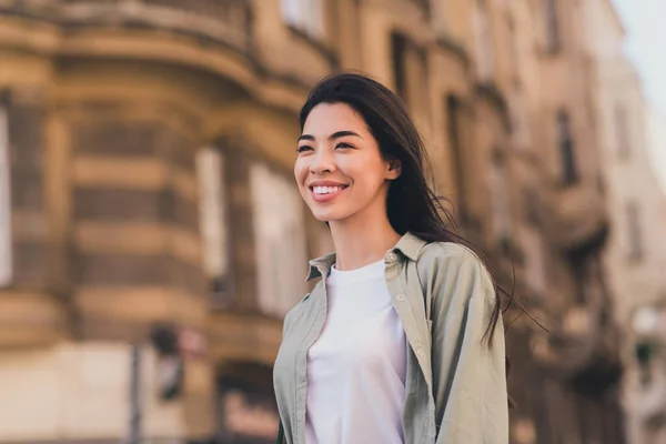 Foto Bedårande Glänsande Ung Asiatisk Kvinna Bär Khaki Skjorta Njuter — Stockfoto